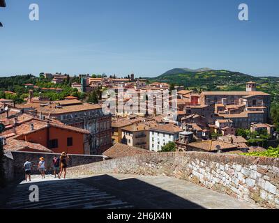 Une famille profitant de la vue sur le paysage urbain de Pérouse depuis le point de vue de Porta Sole, Pérouse, Ombrie, Italie, Europe Banque D'Images