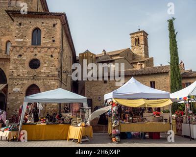 Le marché de la vieille ville de Bevagna sur la place derrière la Piazza Silvestri, avec l'église Saint-Silvestro en arrière-plan, Bevagna, Ombrie, Italie Banque D'Images