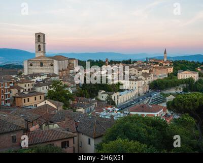 Vue sur le paysage urbain de Pérouse depuis le point de vue de Giardini Carducci au coucher du soleil, Pérouse, Ombrie, Italie, Europe Banque D'Images