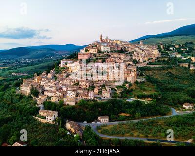 Vue aérienne de la ville vallonnée de Trevi, Ombrie, Italie, Europe Banque D'Images