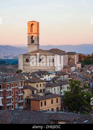 Vue sur le paysage urbain de Pérouse depuis le point de vue de Giardini Carducci au coucher du soleil, avec le couvent de Saint Domenico, Pérouse, Ombrie, Italie, Europe Banque D'Images