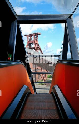 Allemagne, NRW, Essen, Zeche Zollverein ; escalier roulant vers le centre des visiteurs et le musée de la Ruhr avec tour sinueuse. Banque D'Images