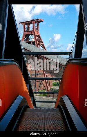 Allemagne, NRW, Essen, Zeche Zollverein ; escalier roulant vers le centre des visiteurs et le musée de la Ruhr avec tour sinueuse. Banque D'Images