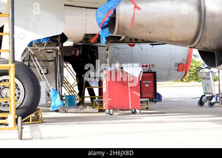 Hefei, province chinoise d'Ahhui.15 novembre 2021.Un technicien démonte un avion à l'aéroport international Hefei Xinqiao à Hefei, dans la province d'Ahhui en Chine orientale, le 15 novembre 2021.Des techniciens de la filiale Anhui de China Eastern Airlines Technic Co., Ltd. Ont démantelé un Airbus A320 à la retraite, qui est en service depuis 22 ans.Le démantèlement des avions est un projet industriel de haute technologie d'économie circulaire, qui est une mesure visant à promouvoir le développement vert et à faible émission de carbone.Crédit: Huang Bohan/Xinhua/Alay Live News Banque D'Images