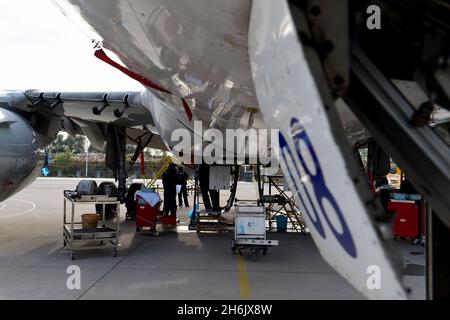 Hefei, province chinoise d'Ahhui.15 novembre 2021.Des techniciens ont démantelé un avion à l'aéroport international Hefei Xinqiao à Hefei, dans la province d'Ahhui, en Chine orientale, le 15 novembre 2021.Des techniciens de la filiale Anhui de China Eastern Airlines Technic Co., Ltd. Ont démantelé un Airbus A320 à la retraite, qui est en service depuis 22 ans.Le démantèlement des avions est un projet industriel de haute technologie d'économie circulaire, qui est une mesure visant à promouvoir le développement vert et à faible émission de carbone.Crédit: Huang Bohan/Xinhua/Alay Live News Banque D'Images