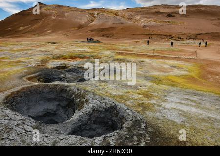 Solfataras et bains de boue bouillante, Namafjall, zone géothermique de Krafla, près de Myvatn, N E Islande,Régions polaires Banque D'Images