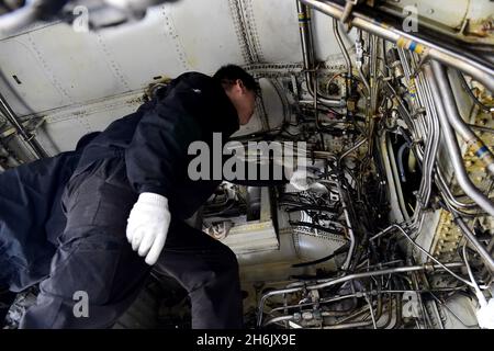 Hefei, province chinoise d'Ahhui.15 novembre 2021.Des techniciens ont démantelé un avion à l'aéroport international Hefei Xinqiao à Hefei, dans la province d'Ahhui, en Chine orientale, le 15 novembre 2021.Des techniciens de la filiale Anhui de China Eastern Airlines Technic Co., Ltd. Ont démantelé un Airbus A320 à la retraite, qui est en service depuis 22 ans.Le démantèlement des avions est un projet industriel de haute technologie d'économie circulaire, qui est une mesure visant à promouvoir le développement vert et à faible émission de carbone.Crédit: Huang Bohan/Xinhua/Alay Live News Banque D'Images