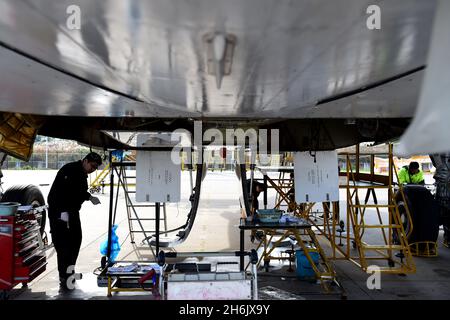 Hefei, province chinoise d'Ahhui.15 novembre 2021.Des techniciens ont démantelé un avion à l'aéroport international Hefei Xinqiao à Hefei, dans la province d'Ahhui, en Chine orientale, le 15 novembre 2021.Des techniciens de la filiale Anhui de China Eastern Airlines Technic Co., Ltd. Ont démantelé un Airbus A320 à la retraite, qui est en service depuis 22 ans.Le démantèlement des avions est un projet industriel de haute technologie d'économie circulaire, qui est une mesure visant à promouvoir le développement vert et à faible émission de carbone.Crédit: Huang Bohan/Xinhua/Alay Live News Banque D'Images