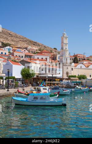 Bateaux de pêche, port d'Emborio, île de Halki (Chalki), groupe dodécanèse, îles grecques,Grèce, Europe Banque D'Images