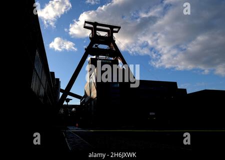 Allemagne, NRW, Essen, Zeche Zollverein; hall d'arbre et tour de bobinage. Banque D'Images