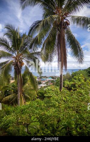 Vue sur Iron Bottom Sound, sur Chinatown et Kukum Highway à Honiara, Îles Salomon. Banque D'Images