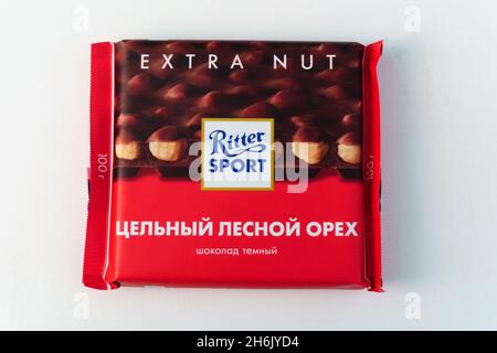 Tyumen, Russie-novembre 13, 2021: Chocolat Ritter barre de sport chocolat allemand, avec noisettes entières. Banque D'Images