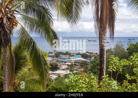 Vue sur les navires dans Iron Bottom Sound, sur Chinatown et Kukum Highway à Honiara, Îles Salomon, fr Banque D'Images
