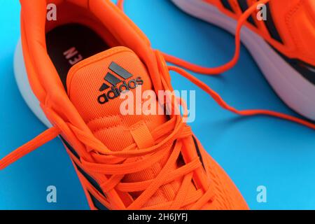 Tyumen, Russie-13 novembre 2021 : chaussures de running, baskets, logo adidas.Concept de chaussures de sport et décontractées. Banque D'Images