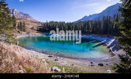 Le lac bleu idyllique Lago di Carezza dans les Dolomites Banque D'Images