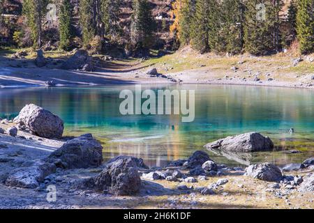 L'idyllique Lago di Carezza dans les Dolomites Banque D'Images