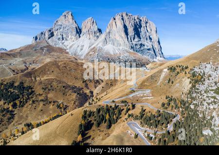 Vue panoramique sur la route de montagne Passo di Sella en Italie Banque D'Images