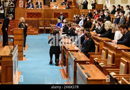 Prague, République tchèque.16 novembre 2021.Le Président slovaque Zuzana Caputova s'entretient avec des étudiants au Sénat tchèque, le 16 novembre 2021, à Prague, en République tchèque.Crédit : Roman Vondrous/CTK photo/Alay Live News Banque D'Images