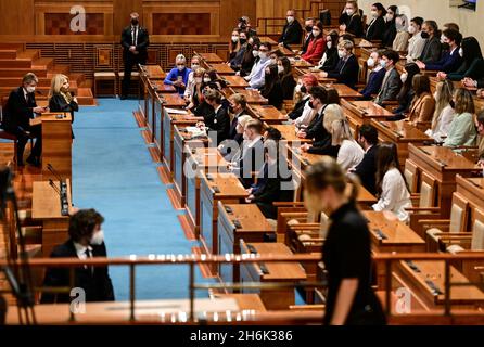 Prague, République tchèque.16 novembre 2021.Le Président slovaque Zuzana Caputova s'entretient avec des étudiants au Sénat tchèque, le 16 novembre 2021, à Prague, en République tchèque.Crédit : Roman Vondrous/CTK photo/Alay Live News Banque D'Images