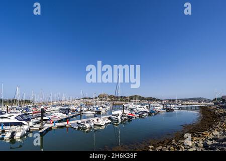 Bateaux amarrés aux pontons à Conwy Marina par un jour ensoleillé, Conwy, pays de Galles, Royaume-Uni, Banque D'Images