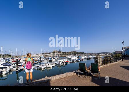 Bateaux amarrés aux pontons à Conwy Marina par un jour ensoleillé, Conwy, pays de Galles, Royaume-Uni, Banque D'Images