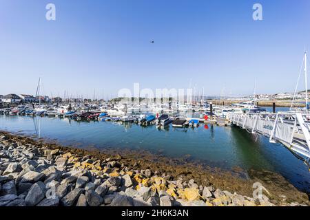 Bateaux amarrés aux pontons à Conwy Marina par un jour ensoleillé, Conwy, pays de Galles, Royaume-Uni, Banque D'Images