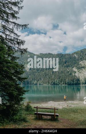 Détendez-vous. Repos près du lac. Banc en bois donnant sur le lac et les montagnes. Beau lac mystique. Black Lake, parc national de Durmitor. Monténégro Banque D'Images