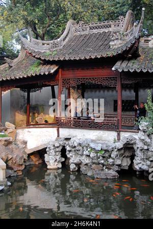 Jardins Yu Yuan, Shanghai, Chine: Personnes dans le jardin Yu ayant leur photo prise. Yu Yuan est un jardin chinois traditionnel. Banque D'Images