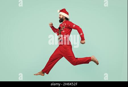 Pleine photo de l'homme de course joyeux prêt à célébrer les vacances d'hiver, les vacances d'hiver Banque D'Images