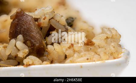 Fermez le délicieux bœuf biryani dans un bol blanc.Style traditionnel sri-lankais. Banque D'Images