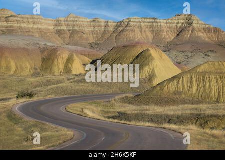 La route serpente à travers la zone des mounds jaunes dans le parc national de Badlands, près de Wall, Dakota du Sud Banque D'Images