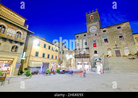 Cortona Arezzo Toscane Italie.Palazzo del Popolo sur la Piazza della Repubblica au coucher du soleil Banque D'Images