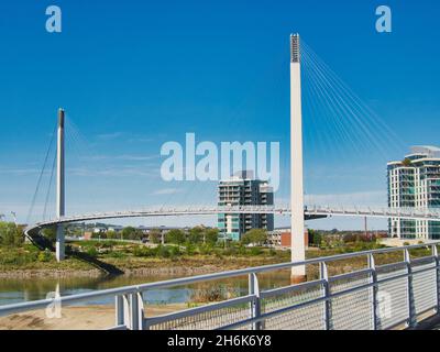 OMAHA, ÉTATS-UNIS - 14 octobre 2021 : le pont piétonnier Bob Kerrey à Omaha, Nebraska relié à Council Bluffs de l'Iowa Banque D'Images