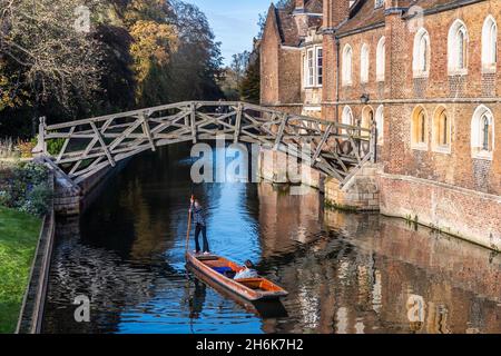 Le punt en voiture passe sous le pont mathématique de Cambridge, au Royaume-Uni. Banque D'Images