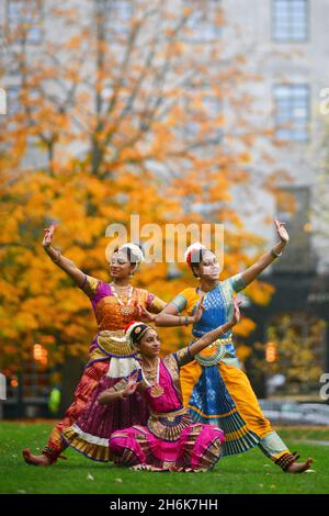 Edinburgh, Écosse, Royaume-Uni novembre 16 2021.Les célébrations de la Diwali 2021 à Édimbourg sont lancées sur la place St Andrew.L'événement aura lieu le dimanche 21 novembre avec une parade de la place St Andrew à Castle Street à 1.00 h, suivie de musique et de danse dans West Princes Street Gardens. Credit sst/alamy Live News Banque D'Images