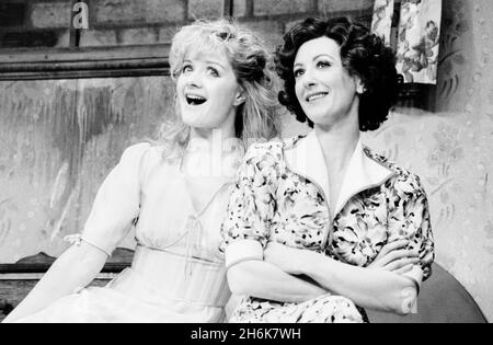 l-r: Emily Morgan (Eileen Sherwood), Maureen Lipman (Ruth Sherwood) dans UNE VILLE MERVEILLEUSE au Palace Theatre, Watford, Angleterre 24/04/1986 musique: Leonard Bernstein livre: Joseph A Fields & Jerome Chodorov design: Tim Goodchild éclairage: Mark Pritchard chorégraphie: David Toguri réalisateur: Martin Connor Banque D'Images