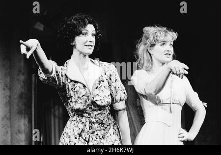 l-r: Maureen Lipman (Ruth Sherwood), Emily Morgan (Eileen Sherwood) dans UNE VILLE MERVEILLEUSE au Palace Theatre, Watford, Angleterre 24/04/1986 musique: Leonard Bernstein livre: Joseph A Fields & Jerome Chodorov design: Tim Goodchild éclairage: Mark Pritchard chorégraphie: David Toguri réalisateur: Martin Connor Banque D'Images