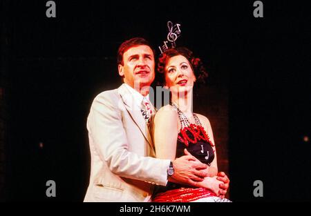 Ray Lonnen (Robert Baker), Maureen Lipman (Ruth Sherwood) dans UNE VILLE MAGNIFIQUE au Palace Theatre, Watford, Angleterre 24/04/1986 musique: Leonard Bernstein livre: Joseph A Fields & Jerome Chodorov design: Tim Goodchild éclairage: Mark Pritchard chorégraphie: David Toguri directeur: Martin Connor Banque D'Images