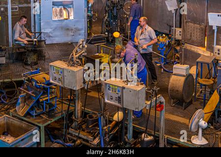 À l'Iittala Glass Factory, vous pouvez suivre la production de toutes sortes d'objets en verre, tandis que de talentueux souffleurs de verre créent des vases Aalto ainsi que des oiseaux Oiva Toikka à partir de verre fondu.L'usine fait aujourd'hui partie de Fiskars Corporation à Hämeenlinna, en Finlande Banque D'Images