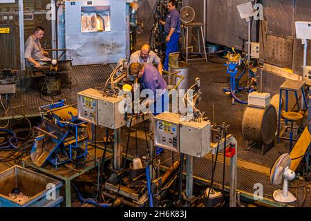 À l'Iittala Glass Factory, vous pouvez suivre la production de toutes sortes d'objets en verre, tandis que de talentueux souffleurs de verre créent des vases Aalto ainsi que des oiseaux Oiva Toikka à partir de verre fondu.L'usine fait aujourd'hui partie de Fiskars Corporation à Hämeenlinna, en Finlande Banque D'Images