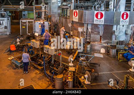 À l'Iittala Glass Factory, vous pouvez suivre la production de toutes sortes d'objets en verre, tandis que de talentueux souffleurs de verre créent des vases Aalto ainsi que des oiseaux Oiva Toikka à partir de verre fondu.L'usine fait aujourd'hui partie de Fiskars Corporation à Hämeenlinna, en Finlande Banque D'Images