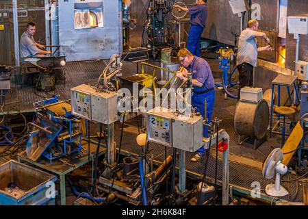 À l'Iittala Glass Factory, vous pouvez suivre la production de toutes sortes d'objets en verre, tandis que de talentueux souffleurs de verre créent des vases Aalto ainsi que des oiseaux Oiva Toikka à partir de verre fondu.L'usine fait aujourd'hui partie de Fiskars Corporation à Hämeenlinna, en Finlande Banque D'Images