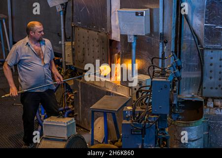 À l'Iittala Glass Factory, vous pouvez suivre la production de toutes sortes d'objets en verre, tandis que de talentueux souffleurs de verre créent des vases Aalto ainsi que des oiseaux Oiva Toikka à partir de verre fondu.L'usine fait aujourd'hui partie de Fiskars Corporation à Hämeenlinna, en Finlande Banque D'Images