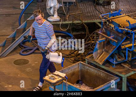 À l'Iittala Glass Factory, vous pouvez suivre la production de toutes sortes d'objets en verre, tandis que de talentueux souffleurs de verre créent des vases Aalto ainsi que des oiseaux Oiva Toikka à partir de verre fondu.L'usine fait aujourd'hui partie de Fiskars Corporation à Hämeenlinna, en Finlande Banque D'Images