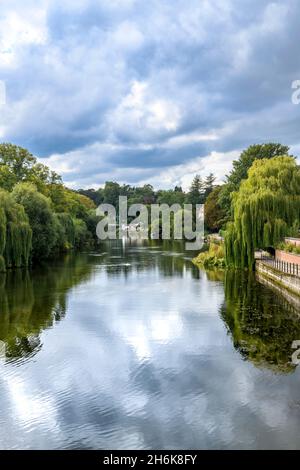 La ville de Shrewsbury est entourée par la jolie rivière Severn.Le pont suspendu de Port Hill est visible au loin.Prise de vue depuis le pont Welsh. Banque D'Images