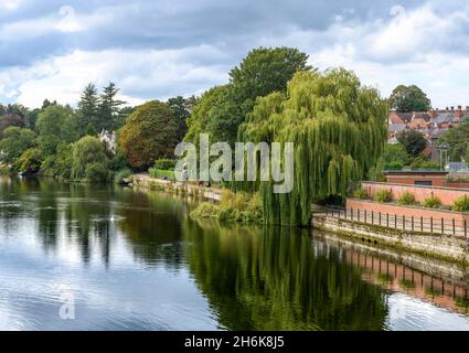 La ville de Shrewsbury est entourée par la jolie rivière Severn.Le pont suspendu de Port Hill est visible au loin.Prise de vue depuis le pont Welsh. Banque D'Images