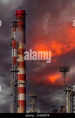 Grand complexe de raffinerie de pétrole, avec cheminées et tours Banque D'Images