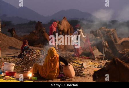 Pushkar, Inde.16 novembre 2021.Rajasthani hères à la foire annuelle de Pushkar, l'une des plus grandes foires indiennes de chameaux, de chevaux et de bétail, à Pushkar dans les déserts occidentaux de l'État du Rajasthan, en Inde, le dimanche 14 novembre.2021. La foire est une importante saison de pèlerinage pour les Hindous au lac Pushkar, et est également une attraction touristique importante pour les voyageurs nationaux et internationaux.Photo par Abhishek/UPI crédit: UPI/Alay Live News Banque D'Images