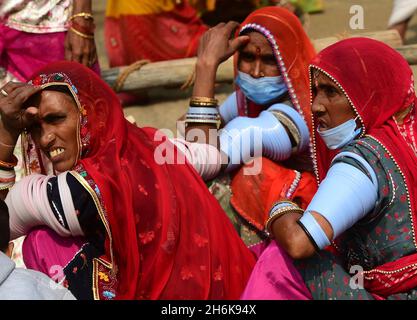 Pushkar, Inde.16 novembre 2021.Les femmes Rajasthani à la foire annuelle de Pushkar, l'une des plus grandes foires indiennes de chameaux, de chevaux et de bétail, à Pushkar dans les déserts occidentaux de l'État du Rajasthan, en Inde, le dimanche 14 novembre.2021. La foire est une importante saison de pèlerinage pour les Hindous au lac Pushkar, et est également une attraction touristique importante pour les voyageurs nationaux et internationaux.Photo par Abhishek/UPI crédit: UPI/Alay Live News Banque D'Images