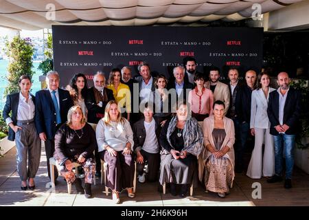 16 novembre 2021, Naples, Italie: Directeur Paolo Sorrentino avec la distribution du film c'était la main de Dieu, créé dans sa ville natale, le film est le candidat Oscar 2022 pour l'Italie, a remporté le Grand Prix du jury à Venise et a reçu le Lion d'argent Banque D'Images